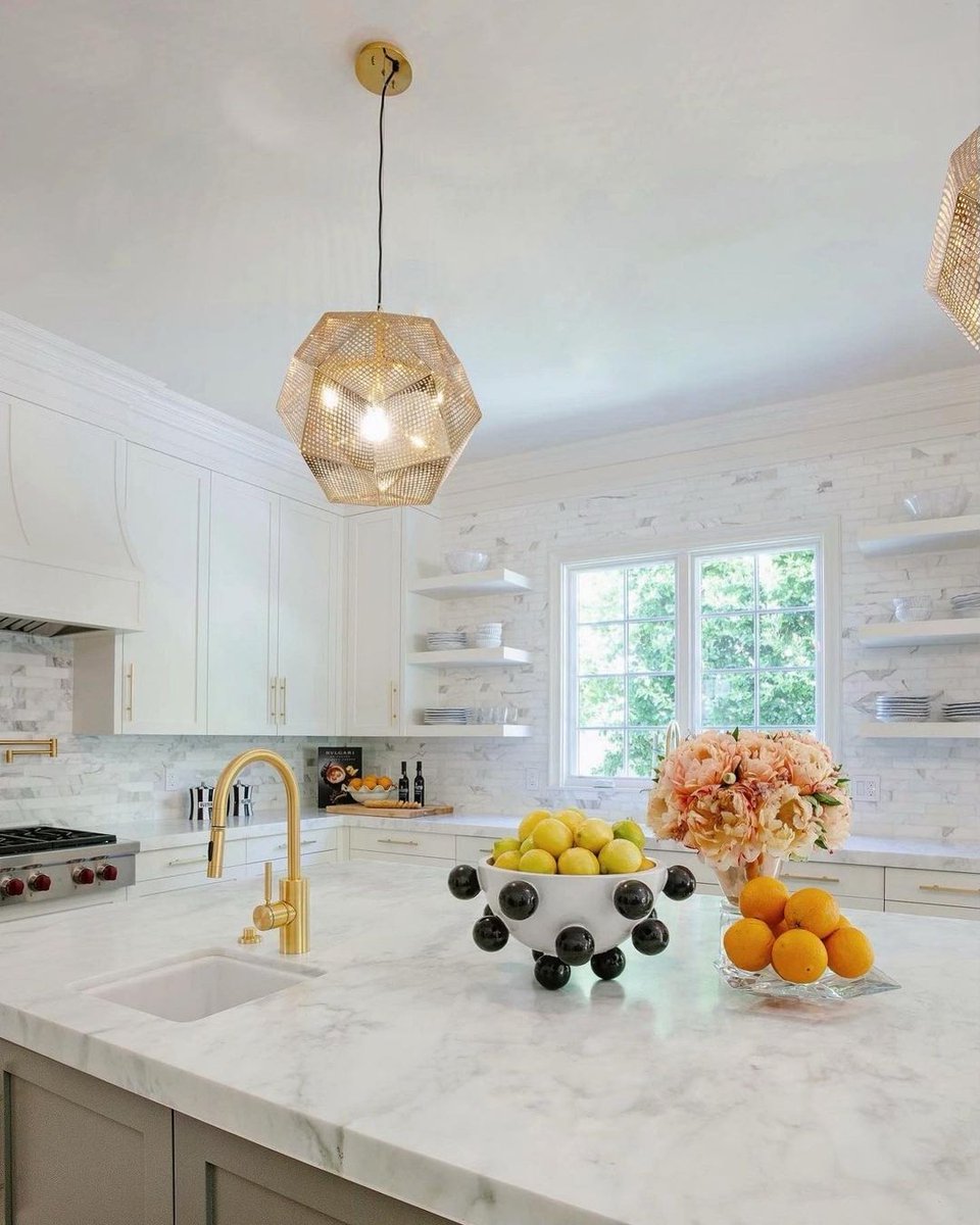 WaterstoneUSA's tweet photo. We are enamored by the incorporation of such unique, quirky details into this austere design scheme.

#waterstone #waterstonefaucets #waterstoneusa #kitchenfaucet #marblebacksplash #neutralkitchen #chefskitchen #kitchengoals #kitchendesign #contemporarykitchen https://t.co/wMSmWFPIFG