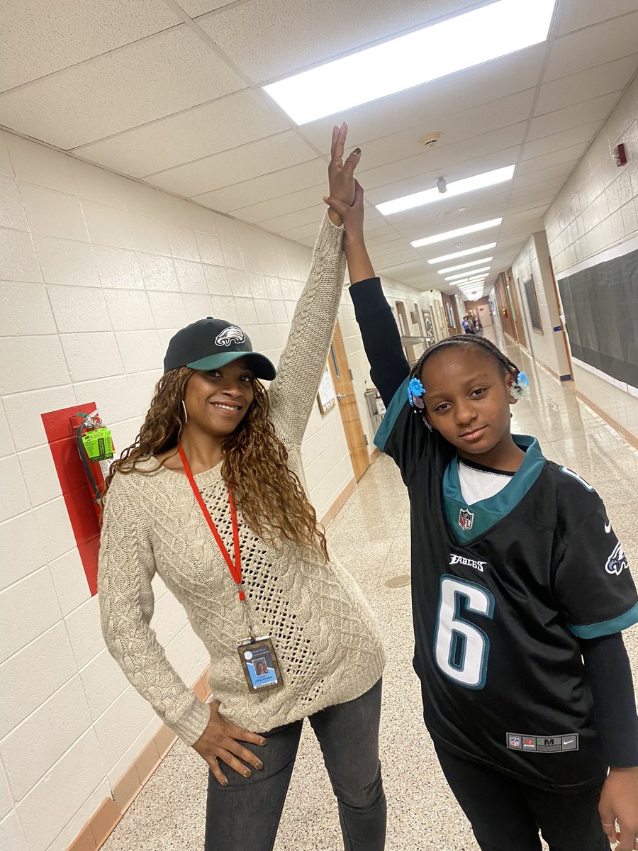 When you’re in the school hallway and see another Eagles fan…what do you? Pose and take pics! 🤩💚💚🦅🦅 #EaglesFans #pictureready #flyeaglesfly @OakPark_NPSD