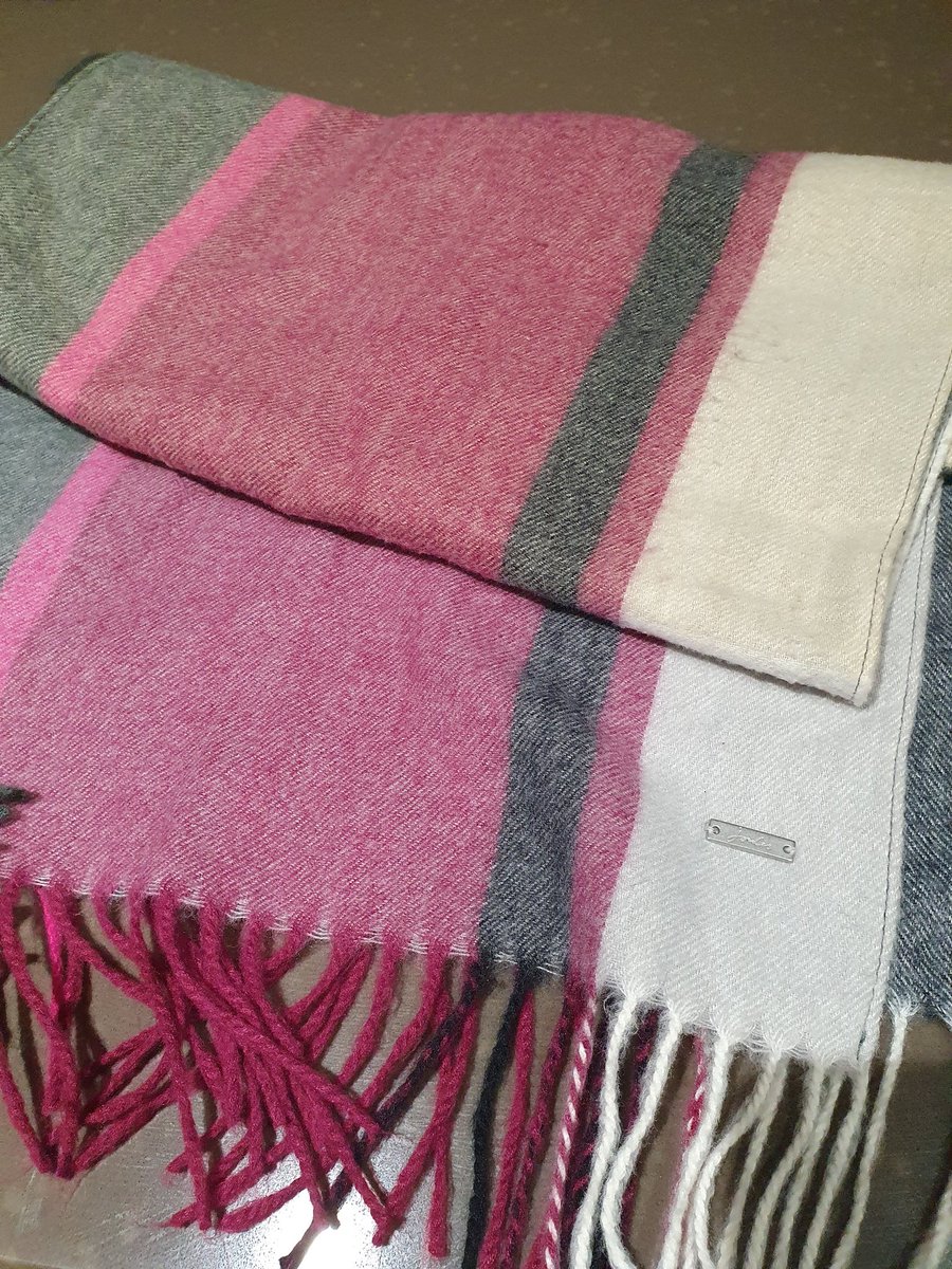 sallylbaker's tweet photo. @GWRHelp Happily reunited 🧣🤗 Thanks for your help! https://t.co/Fgvaj1JniX