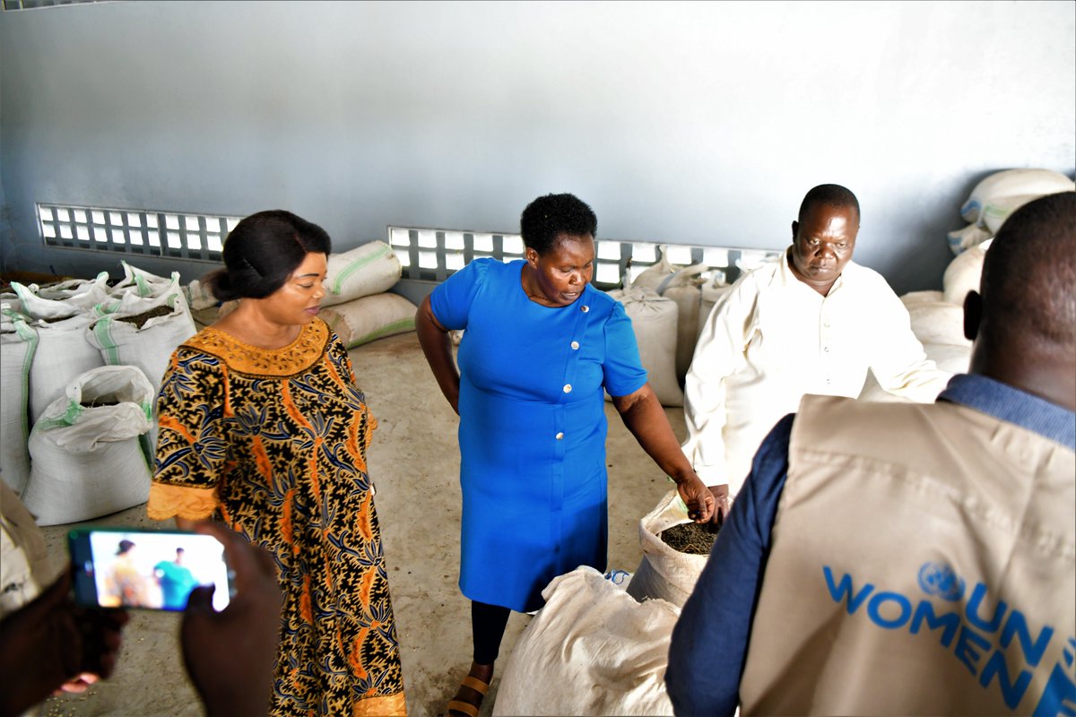 The UN Women Rep in 🇺🇬toured the climate-smart agriculture project that's being implemented Women through a partnership between @DelightUganda, UN Women and Nwoya District Local Government, with over 2000 women benefiting from the project.