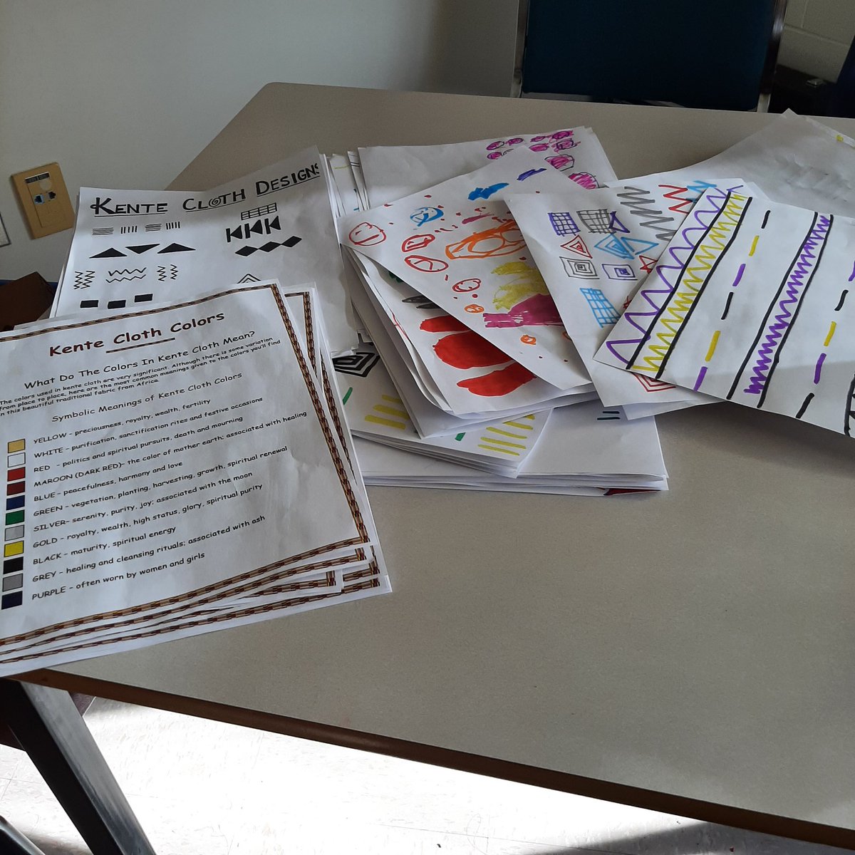 shescounselling's tweet photo. What were we up to today?!?!? Making the cloth of loyality and royality! The Big Reveal to come! #IAmAfricanHistory #CreativeCritters @HRCE_NS @HRCEHealthPromo https://t.co/uIsseOWKoH