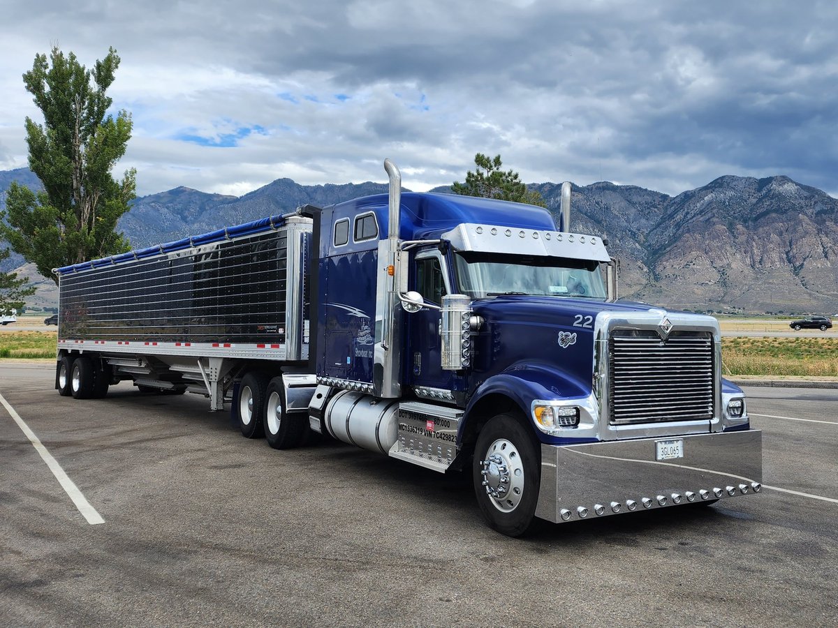 okshowboat's tweet image. 5 months ago a tweaker with no license or insurance totaled my brand new trailer I had for only 5 weeks. I finally got its replacement. #grainwagon #independenttruck #hopperbottom #Internationaleagle