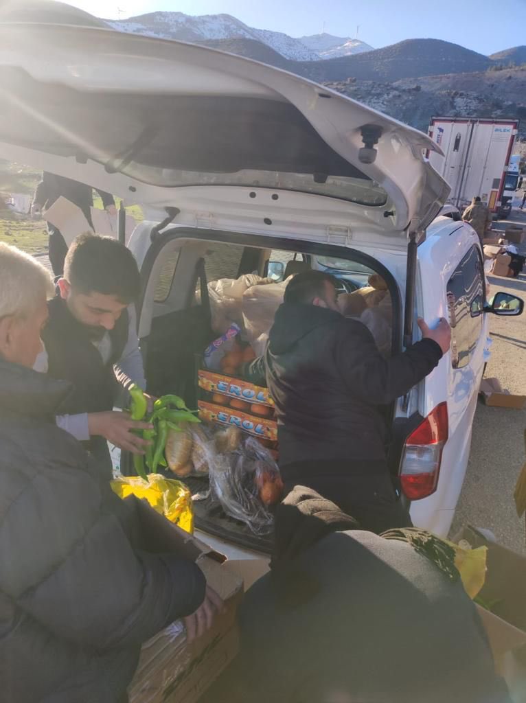 incisozluk's tweet photo. A101 ihtiyacı olan köylere askeri birliklerle birlikte yardım ulaştırıyor. 

Bunlar unutulmaz. Allah razı olsun 🙏 https://t.co/goSf1ZkhN0