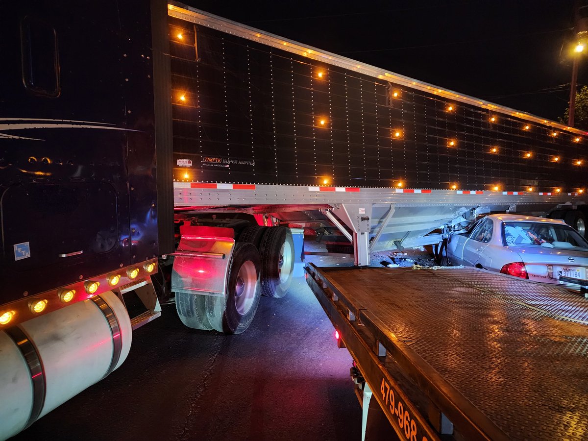 okshowboat's tweet image. 5 months ago a tweaker with no license or insurance totaled my brand new trailer I had for only 5 weeks. I finally got its replacement. #grainwagon #independenttruck #hopperbottom #Internationaleagle