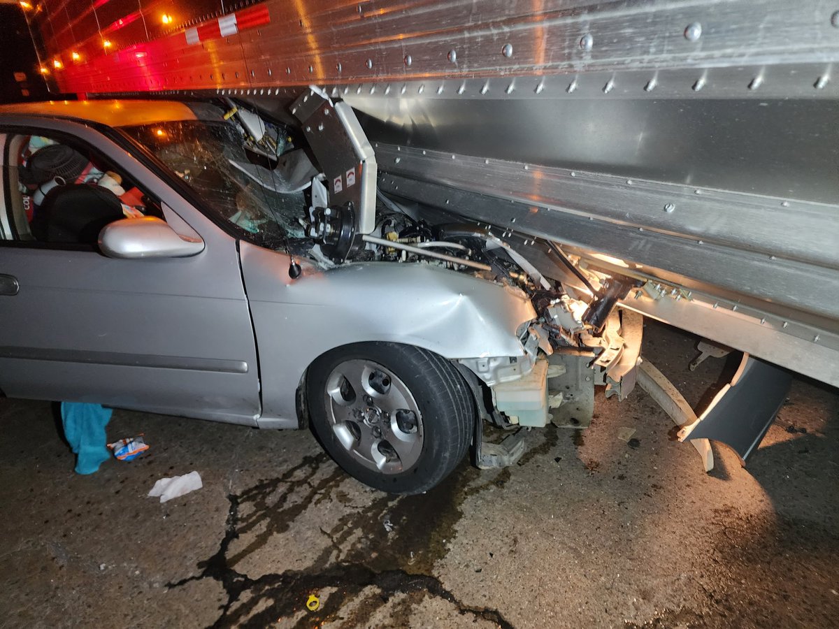 okshowboat's tweet image. 5 months ago a tweaker with no license or insurance totaled my brand new trailer I had for only 5 weeks. I finally got its replacement. #grainwagon #independenttruck #hopperbottom #Internationaleagle