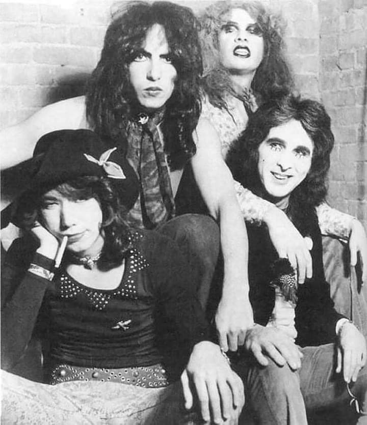 Rockdecades's tweet photo. #ThrowbackThursday 

Do you know this band?

Comment below 👇🏻 https://t.co/CWX87ZddLg