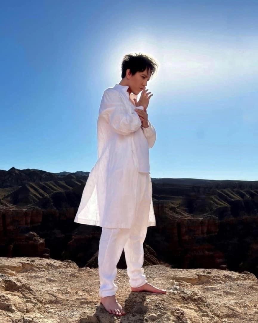 @CrystalPalaceFF Not too short, not too long… #TheStoryOfOneSky by @dimash_official is a powerful cry for more peace and love. Everything in this work of art is significant and worthy of closer consideration.