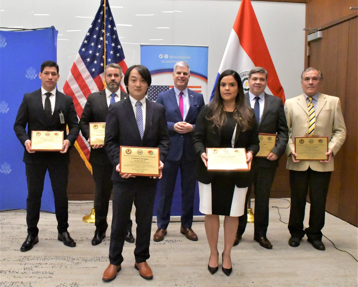 Por su ejemplo de honor, integridad y compromiso ante la adversidad, hoy reconocimos a Agentes de la <a href="/senad_paraguay/">SENAD - Paraguay</a> y Fiscales del <a href="/MinPublicoPy/">Fiscalía Paraguay</a> por sus esfuerzos en la lucha contra el crimen organizado transnacional en el operativo A Ultranza.