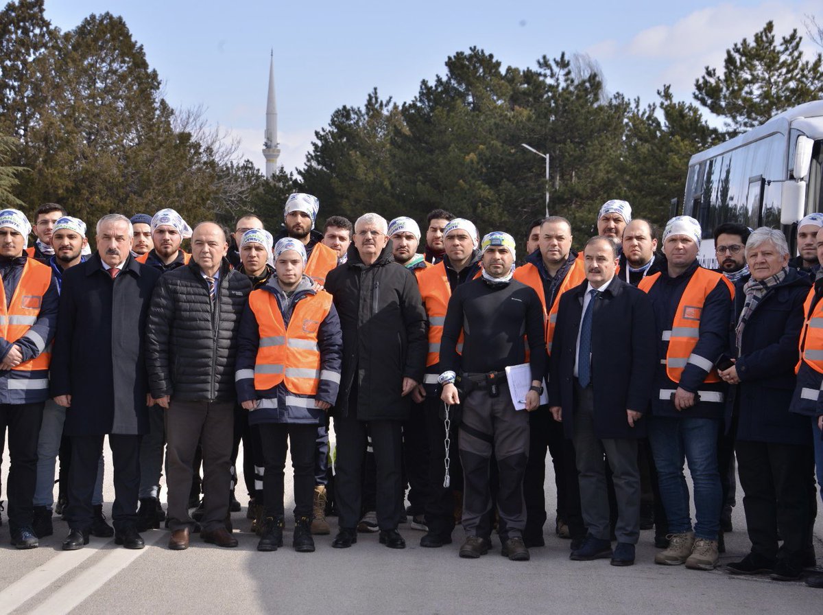 Cevdet_Erdol's tweet photo. Bu acı günlerimizde mesleklerinin zekatını, vicdanlarının bereketini dağıtırcasına milletimizin yaralarını sarmaya koşan sağlık profesyonellerimize canı gönülden teşekkür etmek isterim. https://t.co/Jyo8w4rAz4