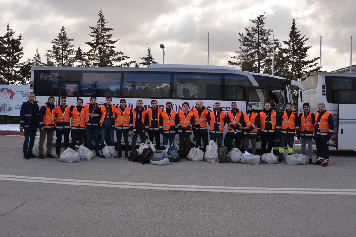 Cevdet_Erdol's tweet photo. Bu acı günlerimizde mesleklerinin zekatını, vicdanlarının bereketini dağıtırcasına milletimizin yaralarını sarmaya koşan sağlık profesyonellerimize canı gönülden teşekkür etmek isterim. https://t.co/Jyo8w4rAz4