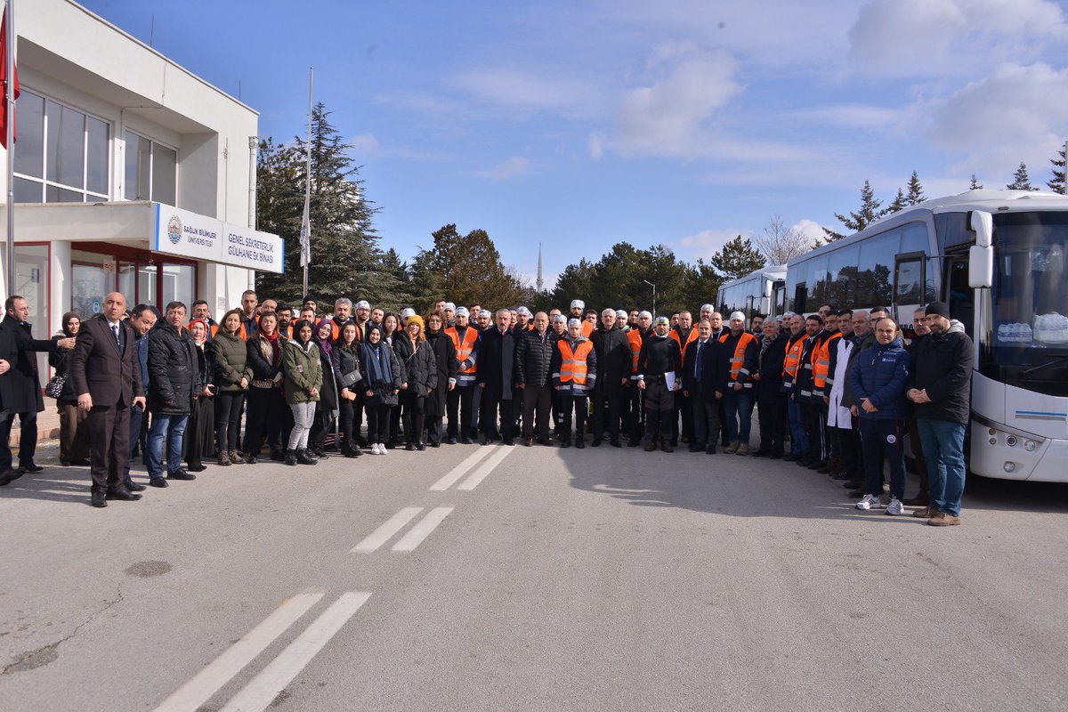 Cevdet_Erdol's tweet photo. Bu acı günlerimizde mesleklerinin zekatını, vicdanlarının bereketini dağıtırcasına milletimizin yaralarını sarmaya koşan sağlık profesyonellerimize canı gönülden teşekkür etmek isterim. https://t.co/Jyo8w4rAz4