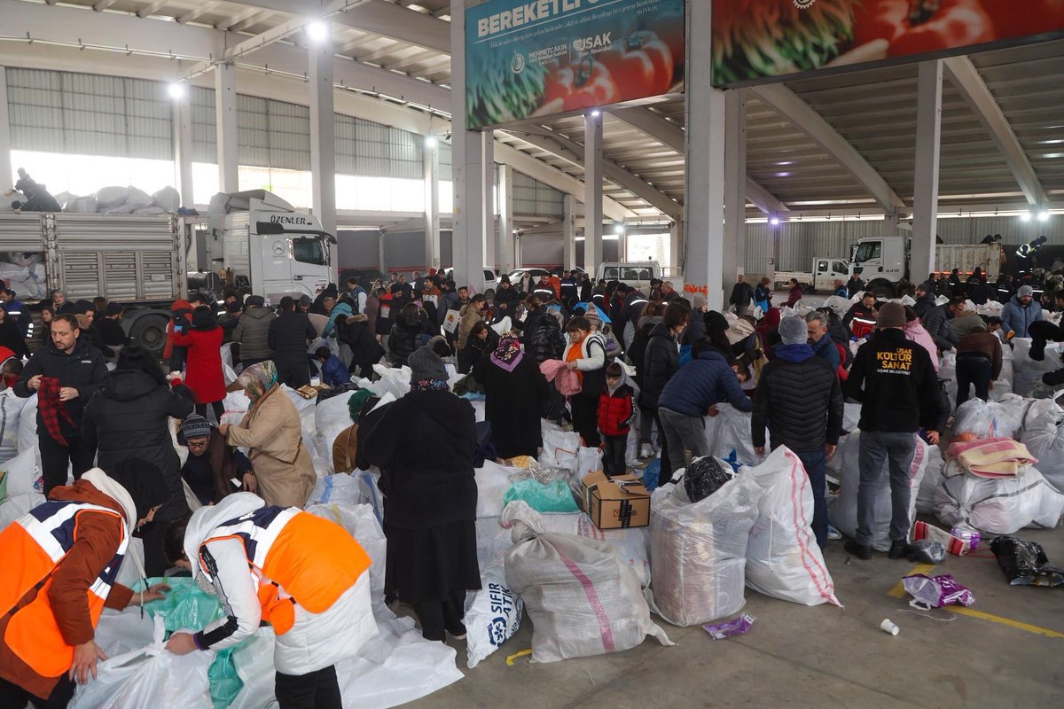 Küçücük, minicik çoğu insanın haritada yerini bilmediği şehir 200’ün üstünde yardım tırı gönderdi.
Hâlâ da yoğun şekilde göndermeye devam ediyor.
Şehrimle gurur duyuyorum.🇹🇷 👏👏
#deprem #usak