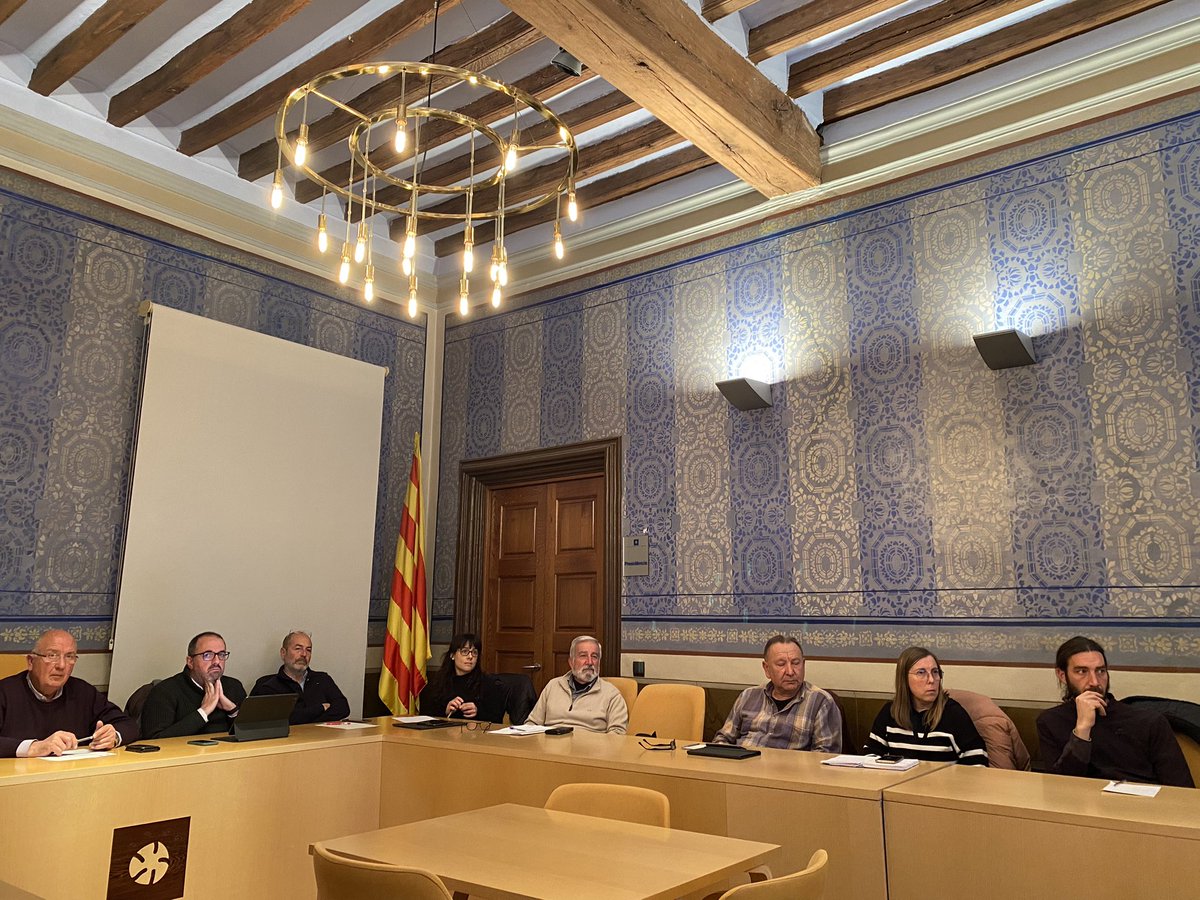 lluisguino's tweet photo. Primer Consell Alcaldes @CCGarrotxa 2023: valoració + projecte Estones #tempspertu @igualtatcat / creació oficina comarcal de transició energètica amb suport @DiputacioGirona i plans accessibilitat municipals @Aj_Besalu https://t.co/Gd9wc6VC0y