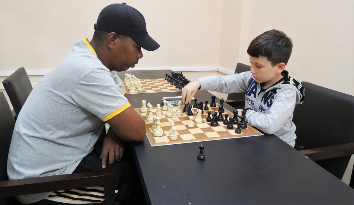 Emendezdiaz245's tweet photo. ♟️Durante el II Torneo de #Ajedrez #RadioRebelde, los niños integrantes del Proyecto "Buscando a Capablanca" se enfrentan a los trabajadores de la emisora y, en buen #cubano, se la ponen difícil... 

#Rebelde65
#AlRitmoDeLaVida https://t.co/oOV7hJ1Y16