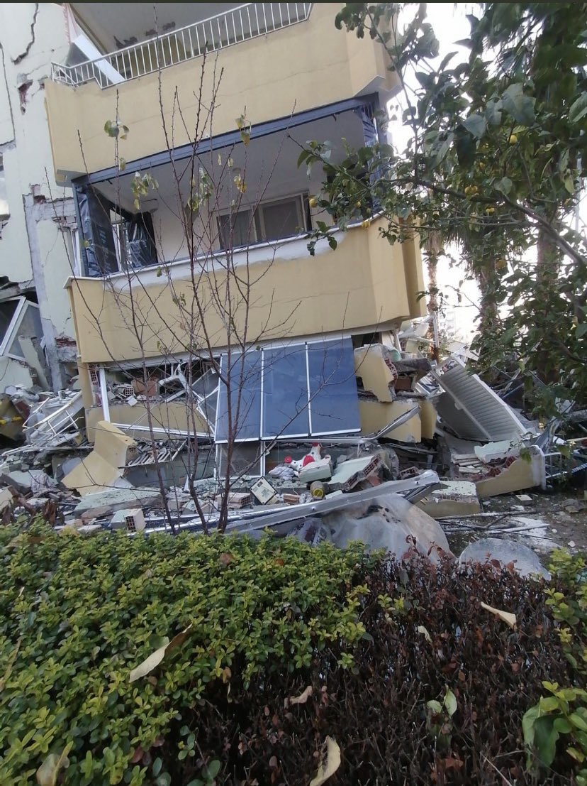 ‼️TEYİTLİ ‼️HİLTİ GEREKİYOR 

HEPSİ ÇOK GENÇ. 
6 KİŞİ ENKAZ ALTINDA SESLER GELİYOR. 

Açık Adres: Numune Mahallesi 701 Sokak Barış Sitesi K Blok *İskenderun/HATAY*
Dicle - Berdan - Mehmet - Naciye - Hatice - Alibaran

İrtibat Numarası: 05323520697
05354159690