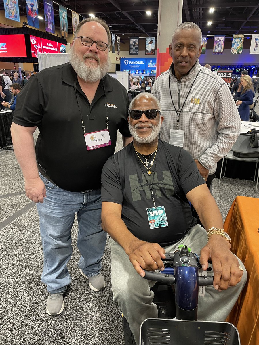 Shared a moment with 2 of the greatest ever to play football in Texas, both #HeismanTrophy winners & @ProFootballHOF’ers. #DallasCowboys icon Tony Dorsett and #LifetimeLonghorn & Oilers icon Earl Campbell nice enough to stop by on #SuperBowlLVII Radio Row. #SBLVII @h2hlegends