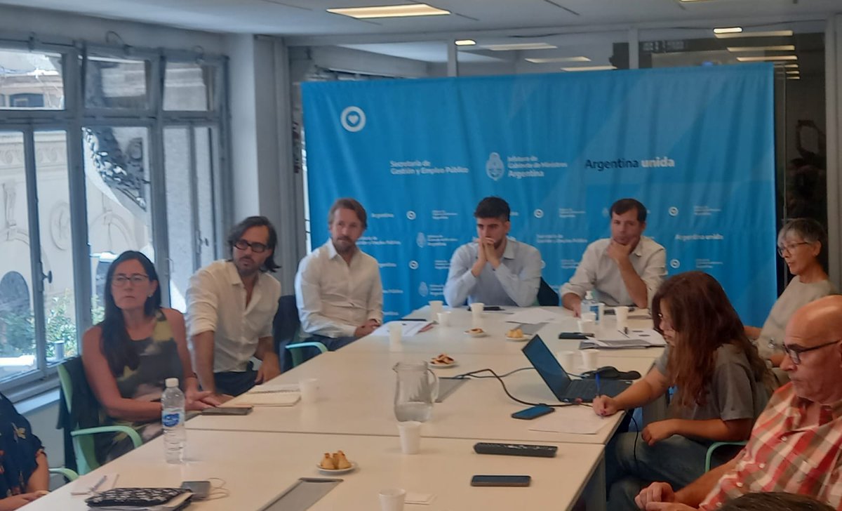 INAPArgentina's tweet photo. Desde el INAP compartimos una reunión de evaluación y planificación de la implementación de la Ley Yolanda (nro.27.592) con el Subsecretario Nicolás Fernández del Ministerio de Ambiente y Desarrollo Sostenible y su equipo. 

Sigue👇 https://t.co/RuuipM4vab