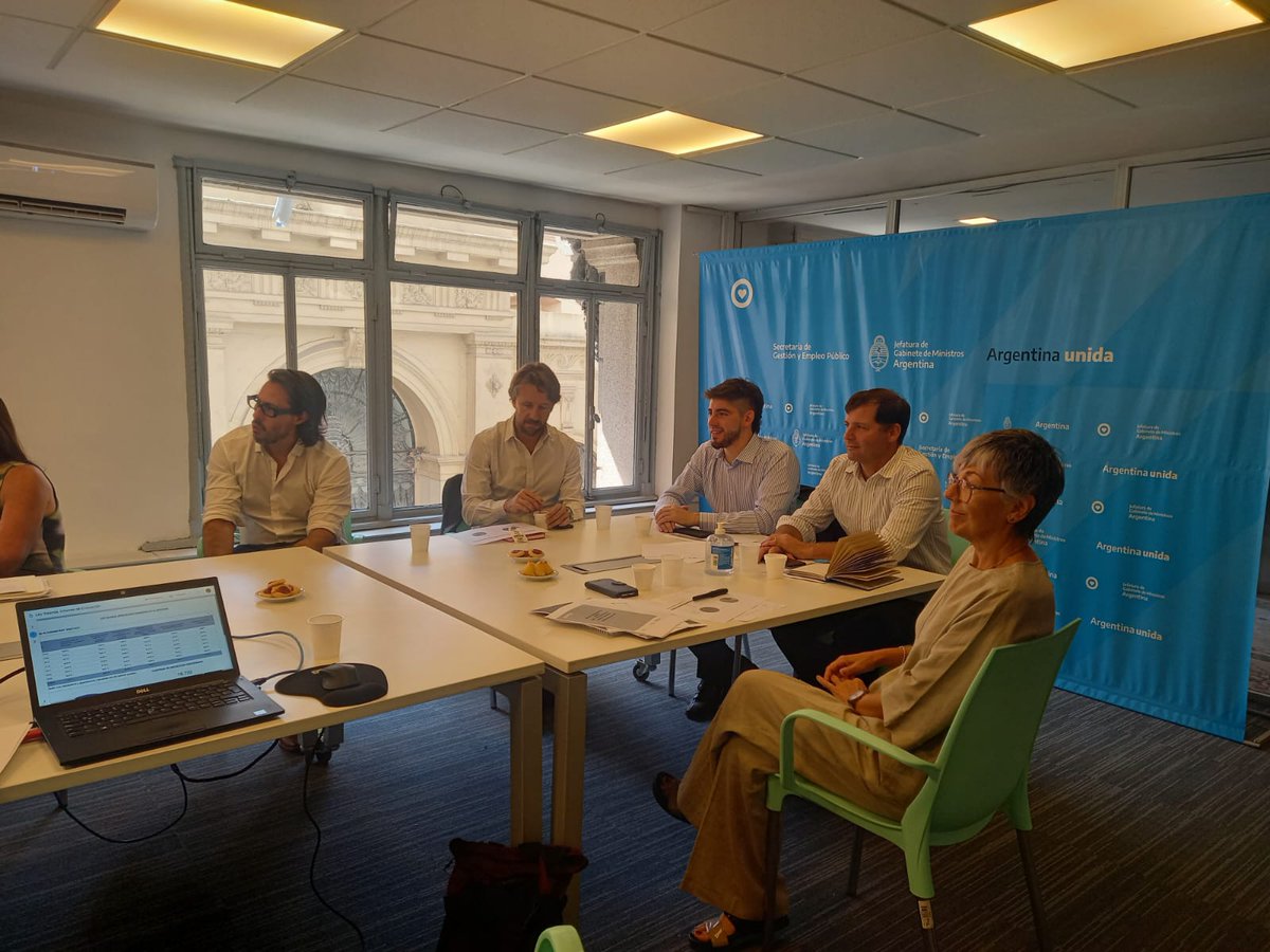 INAPArgentina's tweet photo. Desde el INAP compartimos una reunión de evaluación y planificación de la implementación de la Ley Yolanda (nro.27.592) con el Subsecretario Nicolás Fernández del Ministerio de Ambiente y Desarrollo Sostenible y su equipo. 

Sigue👇 https://t.co/RuuipM4vab