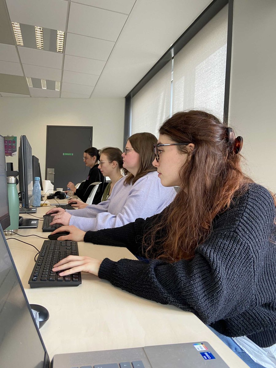Master_TSM's tweet photo. #TSMSKillsLab #ULille
L’heure est à la traduction ! Le projet touristique d’espagnol est en train d’être traduit par les hispanistes. En ce début d’après-midi, c’est le lancement de la traduction de plusieurs projets. https://t.co/nIFV7c1nlx