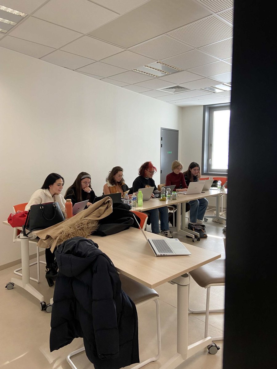 Master_TSM's tweet photo. #TSMSKillsLab #ULille
L’heure est à la traduction ! Le projet touristique d’espagnol est en train d’être traduit par les hispanistes. En ce début d’après-midi, c’est le lancement de la traduction de plusieurs projets. https://t.co/nIFV7c1nlx
