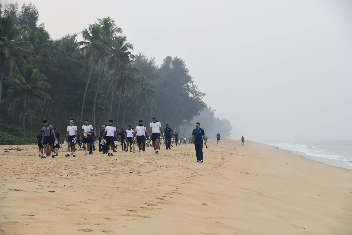 IN_NavalAcademy's tweet photo. #AKAM Under the aegis of #PuneetSagarAbhiyan campaign, #INA conducted a #CoastalCleanupDrive on 09 Feb. Event saw exuberant participation from Station personnel &amp; families towards maintaining clean &amp; pristine sea-shore 🌊 &amp; proper waste management.(1/2) #SwachhSagarSurakshitSagar https://t.co/nehdpaYl82