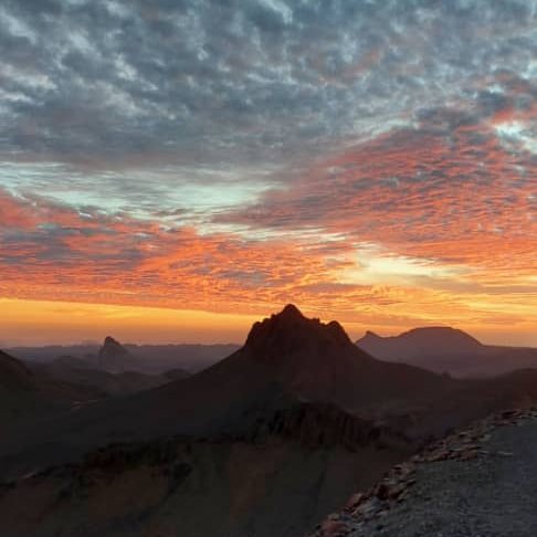 AmbUeAlgerie's tweet photo. Émerveillé par la beauté de ce coin de paradis dans le désert algérien à moins de 100 km de #Tamanrasset. Une halte au cœur de l'#Assekrem où se mêlent paysages splendides et patrimoine historique est incontournable! https://t.co/ZOj2zgfZkE