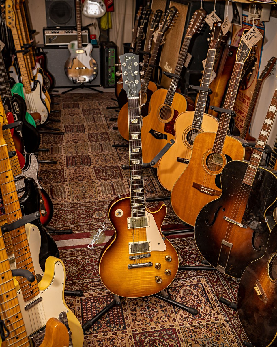 DeeBeeUs's tweet photo. #Gibson Custom #MichaelBloomfield 1959 #LesPaulStandard V.O.S., 1 of 200, spotted at @capsulemusic #Toronto.
#guitar #guitars #electricguitar #gibsoncustom #customshop #reissue #gibsonguitars #tone #guitargear #guitarsdaily #geartalk #guitargear #vintagegear #guitarphotography https://t.co/BTazAveCja