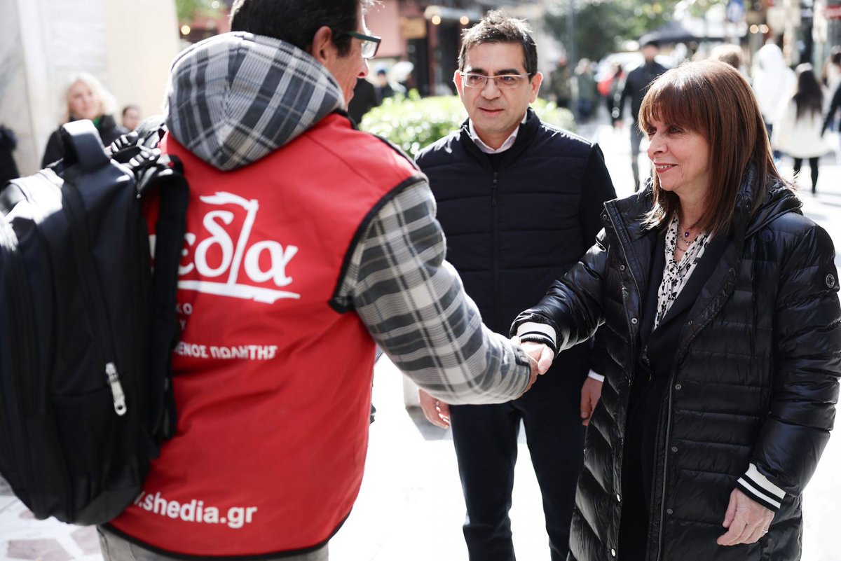 helpisnews's tweet photo. Συνάντηση Κατερίνας Σακελλαροπούλου με πωλητές του περιοδικού δρόμου «σχεδία» @PresidencyGR @_shedia https://t.co/WH6DqW8FqR https://t.co/nxbfWj2QsW