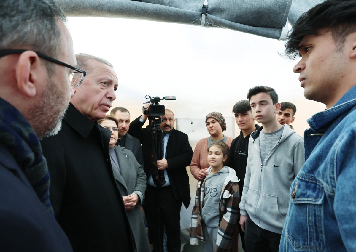 cagnurkilicoglu's tweet photo. Cumhurbaşkanı @RTErdogan, Kahramanmaraş merkezli depremlerin ardından geldiği Osmaniye'de çadır kenti ziyaret etti.

Dayanışma vakti 🇹🇷 https://t.co/IBF6X7ZaIt