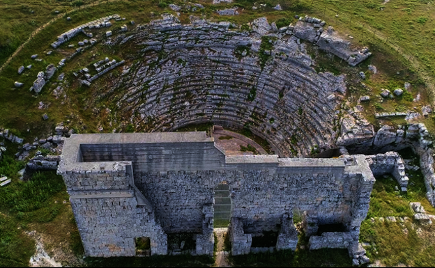 SdStendhal's tweet photo. 🐺Entre las áreas serranas de Ronda y Grazalema en la provincia de Málaga encontramos una de las ciudades romanas más importantes de Andalucía. Los primeros romanos llegaron a partir del año 206 a.C. que en poco tiempo convertirían Acinipo en una gran ciudad romana. https://t.co/KVH50WQXsR