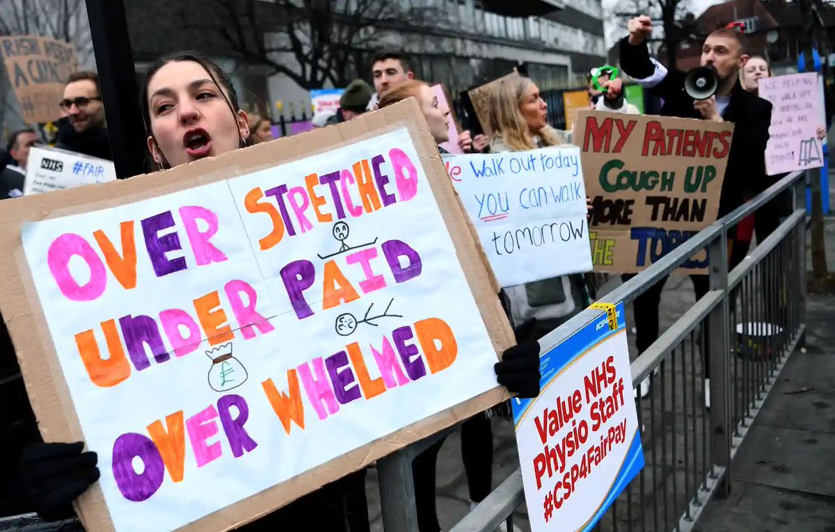 London, UK. NHS physiotherapists on strike protest outside Kings College hospital. Thousands of NHS physiotherapists across Britain are going on strike in an ongoing dispute over pay and conditions. Photograph: Andy Rain/EPA #nhsheros