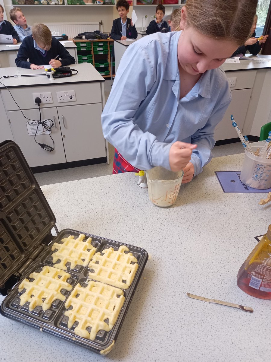 OPSScience's tweet image. Learning the difference between irreversible and reversible reactions the only way the @OPS_OratoryPrep knows how to! With full engagement, super practical skills and tasty waffles. #STEMeducation
