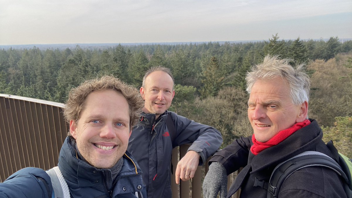 mveldhuis76's tweet photo. Op pad met Derk Jan Stobbelaar en Freek Rurup van @Hogeschool_VHL (Van Hall Larenstein). Over een veerkrachtig #bos op de #Veluwe irt minder risico op #bosbranden. Een gezond watersysteem etc. Leuke en nuttige ochtend. Bovenop de Bostoren😃 @ValleienVeluwe #veluweop1 https://t.co/fZzG0JTujH