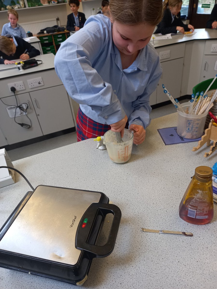 OPSScience's tweet image. Learning the difference between irreversible and reversible reactions the only way the @OPS_OratoryPrep knows how to! With full engagement, super practical skills and tasty waffles. #STEMeducation
