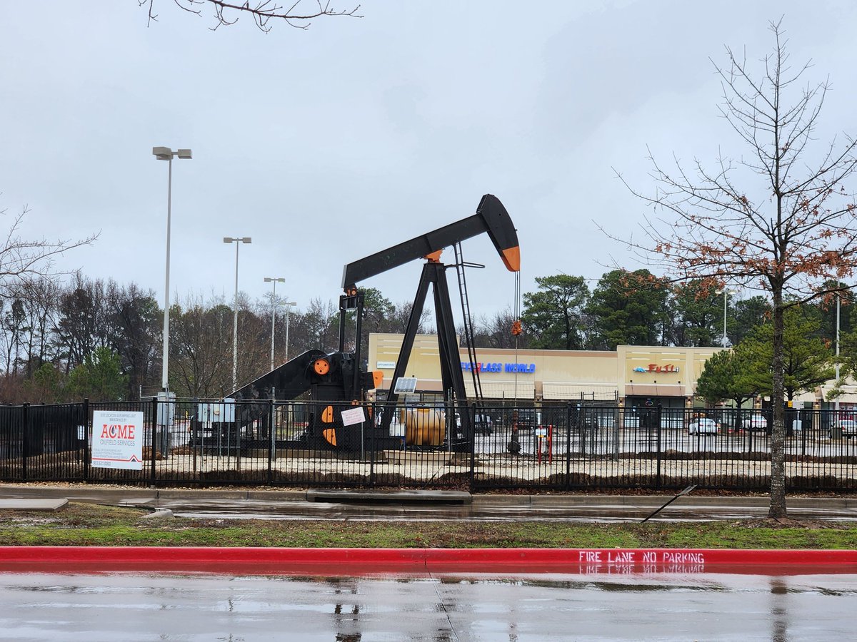 So, I'm in a strip mall in #longviewtexas  and see this! Smack in the middle of the parking lot. 🤣 
#Texas #Oil