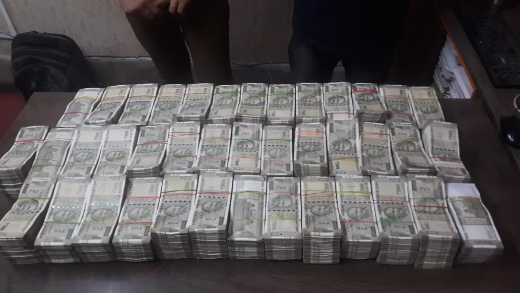 West Bengal | Kolkata Police recovered cash worth Rs 1 crore from a car in South… West Bengal | Kolkata Police recovered cash worth Rs 1 crore from a car in South…