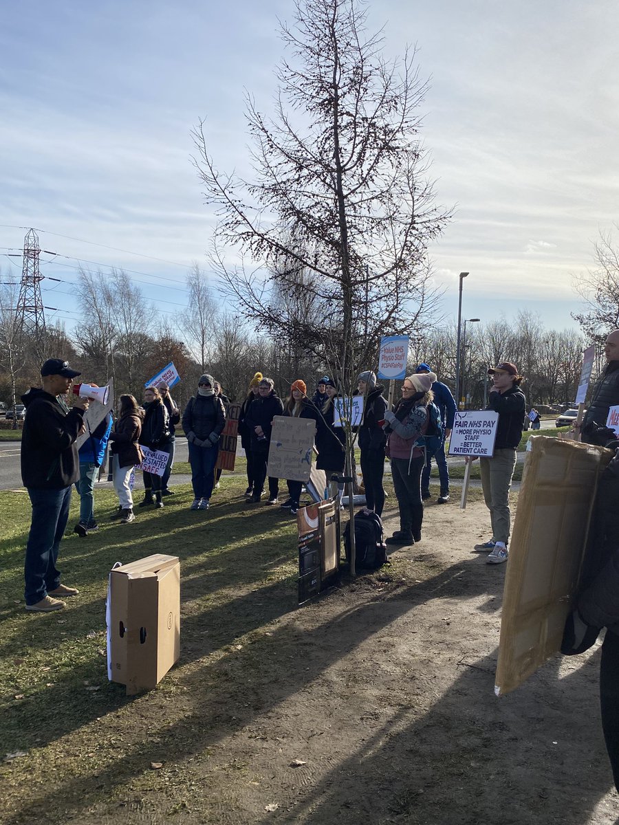 kellylecturer's tweet photo. #CSP4FairPay Tremendous support for the @NNUHphysio picket line. Great energy and passion for the future of Physio and the NHS. Encouraging words of support from @labourlewis https://t.co/luuELoj6lt