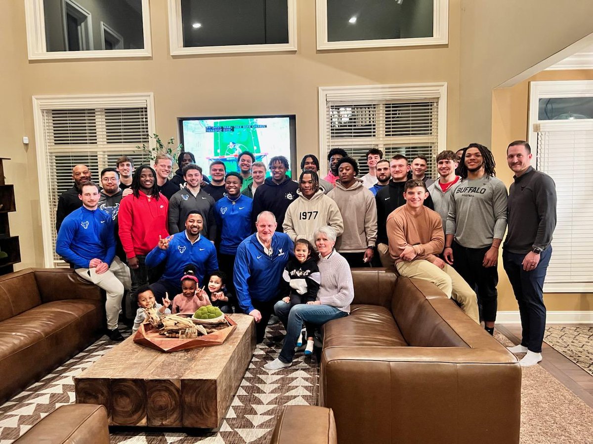 Great having the QBs, RBs, LBs &amp; coaches over last night!  E.D.G.E.🤘🏾
