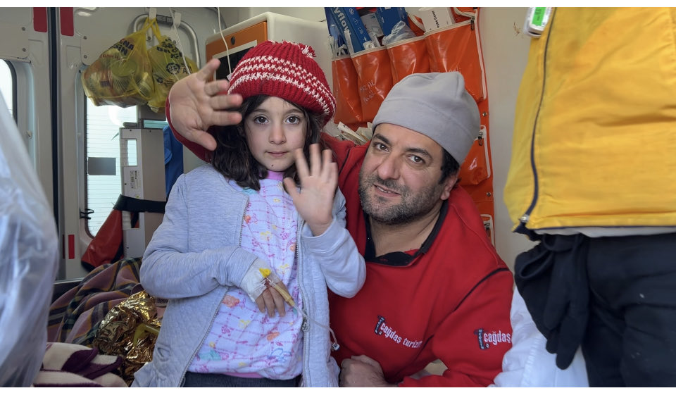 hlmysa's tweet photo. Baba kız Hatay’da 72 saat sonra kurtuldu ezel korkusuz çünkü babası vardı yanında O uzun saatlerde baba Sedat gururlu çünkü kızı ile birlikte yaşamaya devam edecek  vaktiniz olursa TRTWORLD ekranında seyredersiniz kızın sevimliliğini babanın buruk gururunu https://t.co/u1NEiLPfUm