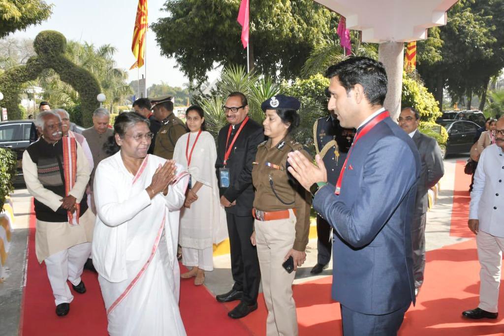 nishantyadavIAS's tweet photo. Had the honor and privilege of receiving Hon’ble President of India during her visit to #Gurugram today. 

@DC_Gurugram @DCsofIndia https://t.co/uvMbiN1Nt7
