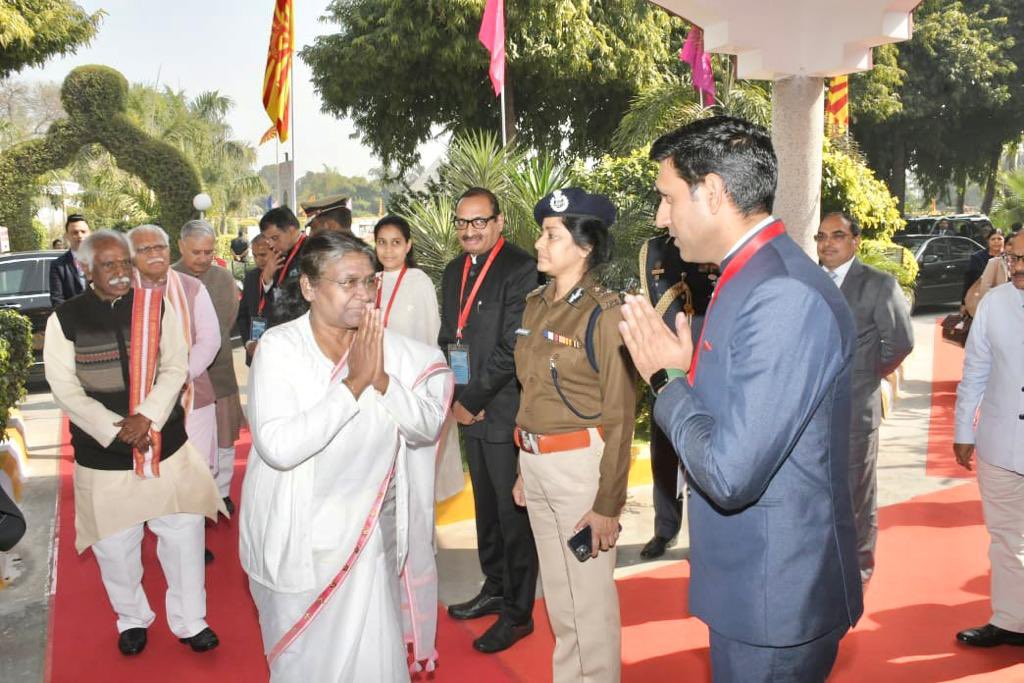 nishantyadavIAS's tweet photo. Had the honor and privilege of receiving Hon’ble President of India during her visit to #Gurugram today. 

@DC_Gurugram @DCsofIndia https://t.co/uvMbiN1Nt7