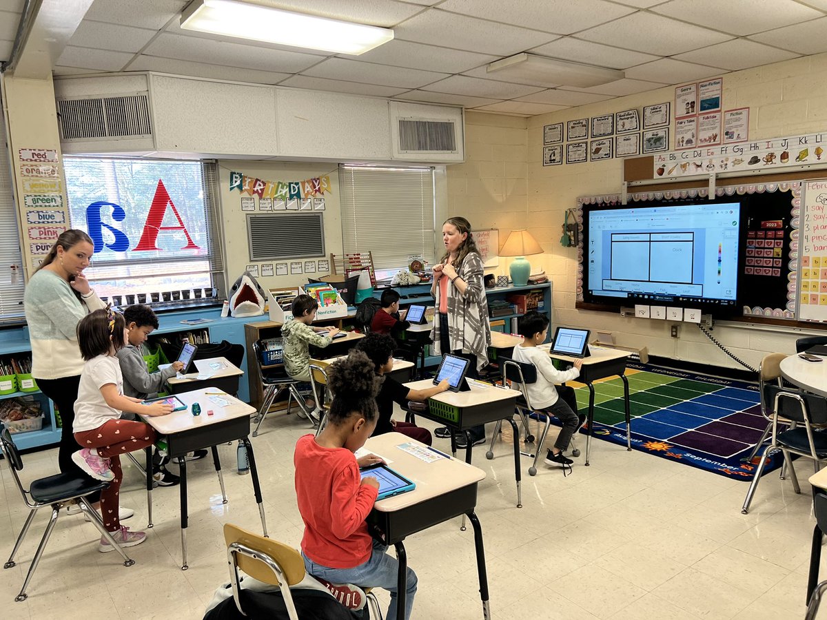 Ms. Seaman integrating seesaw into her reading lessons with @bergincolleen Her students are so excited for this learning @SPESharks #NHCSchat