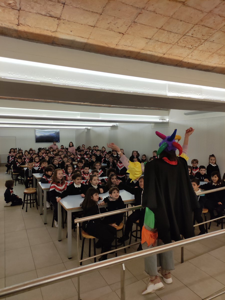 standreu's tweet photo. Aquest matí els alumnes de #CI hem rebut la visita de Sa Majestat la Reina #Carnestoltes que ens ha donat instruccions per cada dia de la setmana vinent #redescobrim #repensem #Carnestoltes2023 https://t.co/OnhsgQR9xo