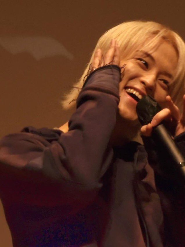 ml_tiny's tweet photo. currently crying over the sparkles in mark’s eyes https://t.co/yjvlvTQQmJ