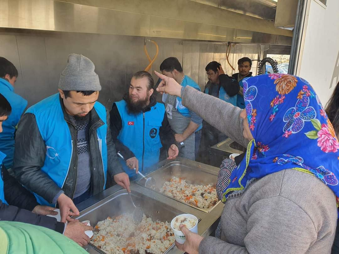 Uluslarar arası Doğu Türkistan teşkilatlar birliği acil yardım gurupları depremde Afat'a uğrayan hakl'ka 3000 bin kişilik Doğu Türkistan pilavı ikram etti.

#deprem #Turkey