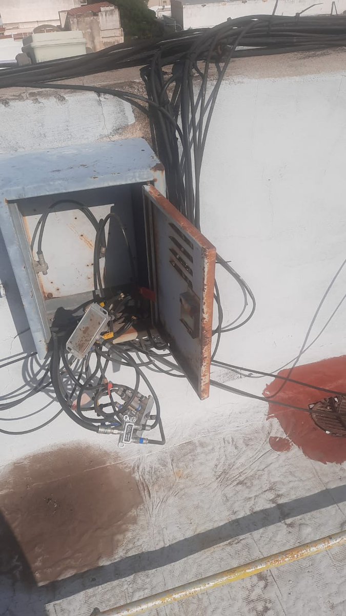 Cintyhonig's tweet photo. @PersonalFlow_At buenos días, administro un edificio el cual las cajas de ustedes, se encuentran abiertas y cables tirados en la terraza. Nos gustaría saber cuando podrán pasar a arreglar esas cajas. Adjunto fotos. Por favor, comunicarse conmigo. Gracias. https://t.co/HndJX9MPpl