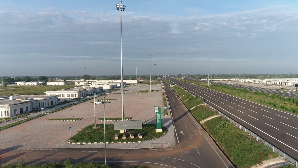 nitin_gadkari's tweet photo. The #Delhi_Mumbai_Expressway is the first expressway that developed with a 21-meter median on principles of forgiving highways allowing inward expansion.

#PragatiKaHighway #GatiShakti #BuildingTheNation https://t.co/Z4oulKM8Ko