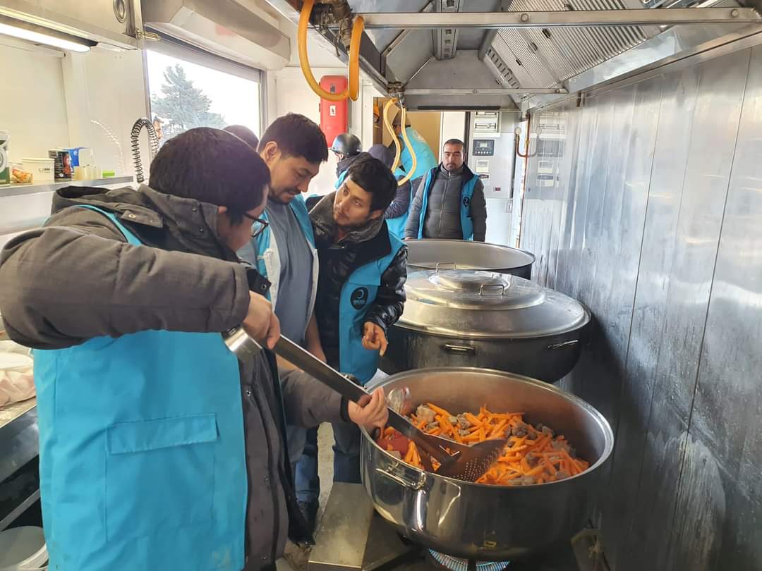 Afet bölgesi Kahramanmaraş'ta Doğu Türkistan Acil Yardım Ekibi depremzedeler için UYGUR PLAVI hazırlıyor...
#Doğutürkistan
#VefaDesteği
#deprem
#GeçmişOlsunTürkiye