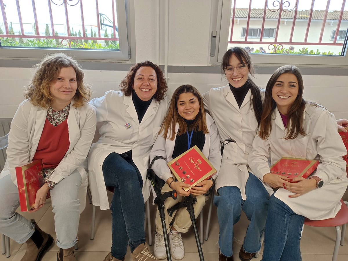 iata_csic's tweet photo. Un equipo de trabajo del grupo de Bacterias lácticas y probióticos se desplazó ayer al CEIP LLuis Vives (Benaguasil) para realizar el taller interactivo "Vamos a ver lo invisible" para todo el alumnado de primaria. https://t.co/PCfjEclmWZ