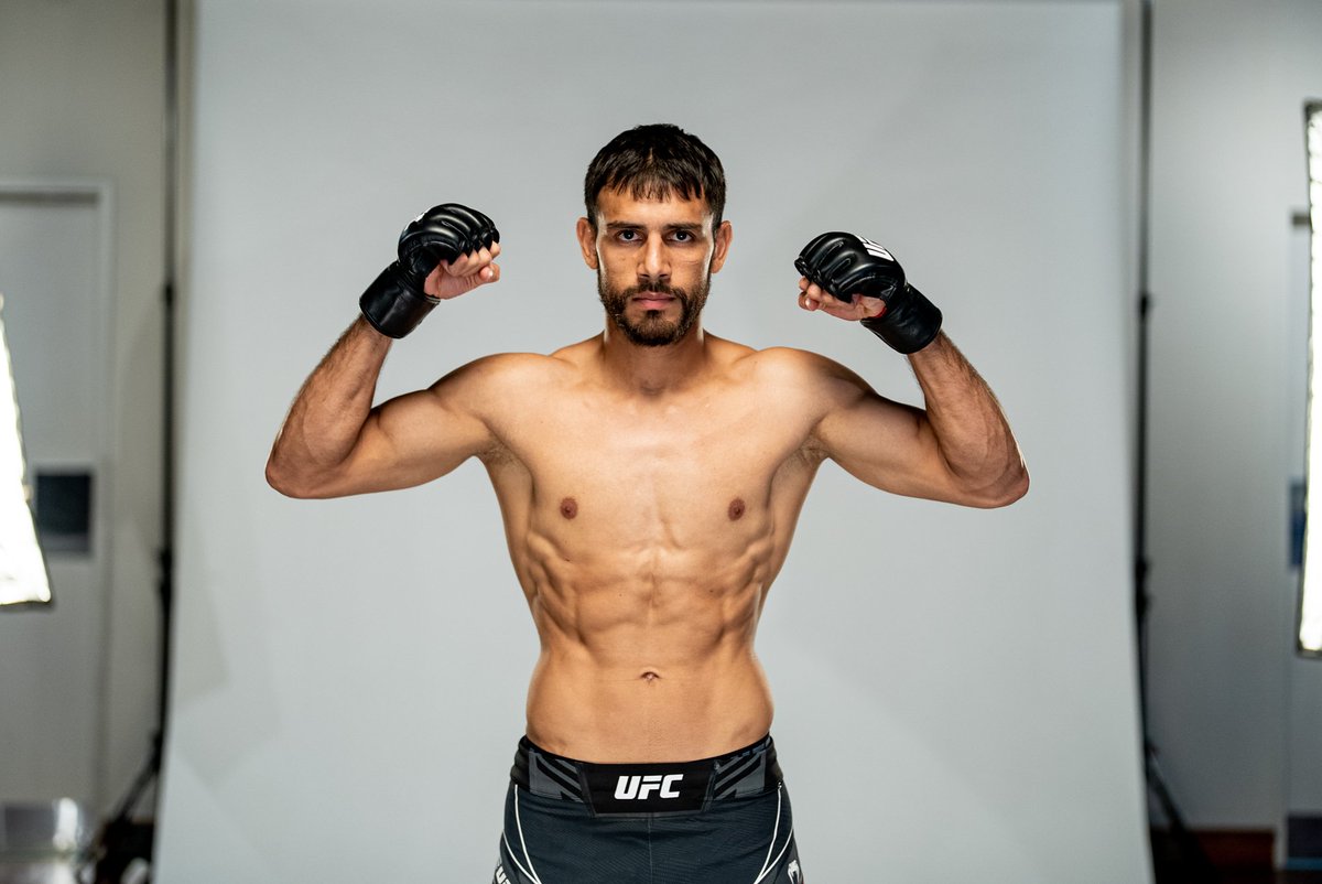 ufc's tweet photo. All for the 𝐋𝐄𝐆𝐀𝐂𝐘 🏆 #UFC284 https://t.co/khpcBgjlpf